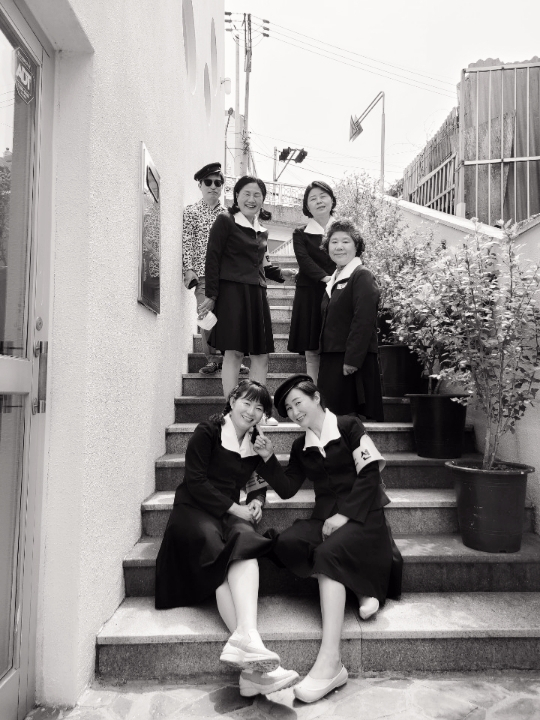 효도여행 중 옛 교복 입고 촬영하기 체험