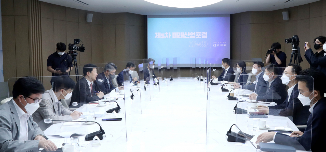 17일 대한상공회의소에서 개최된 ‘제5차 미래산업 포럼’에서 우태희(왼쪽 가운데) 대한상의 상근부회장이 인사말을 하고 있다. [대한상의 제공]