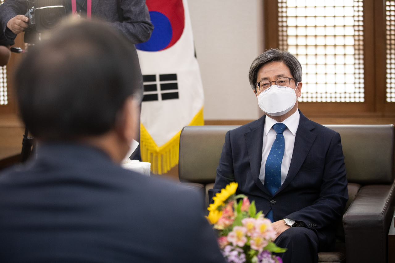 김명수 대법원장이 지난달 25일 서울 서초구 대법원에서 김부겸 국무총리와 만나 환담하고 있다. [연합]
