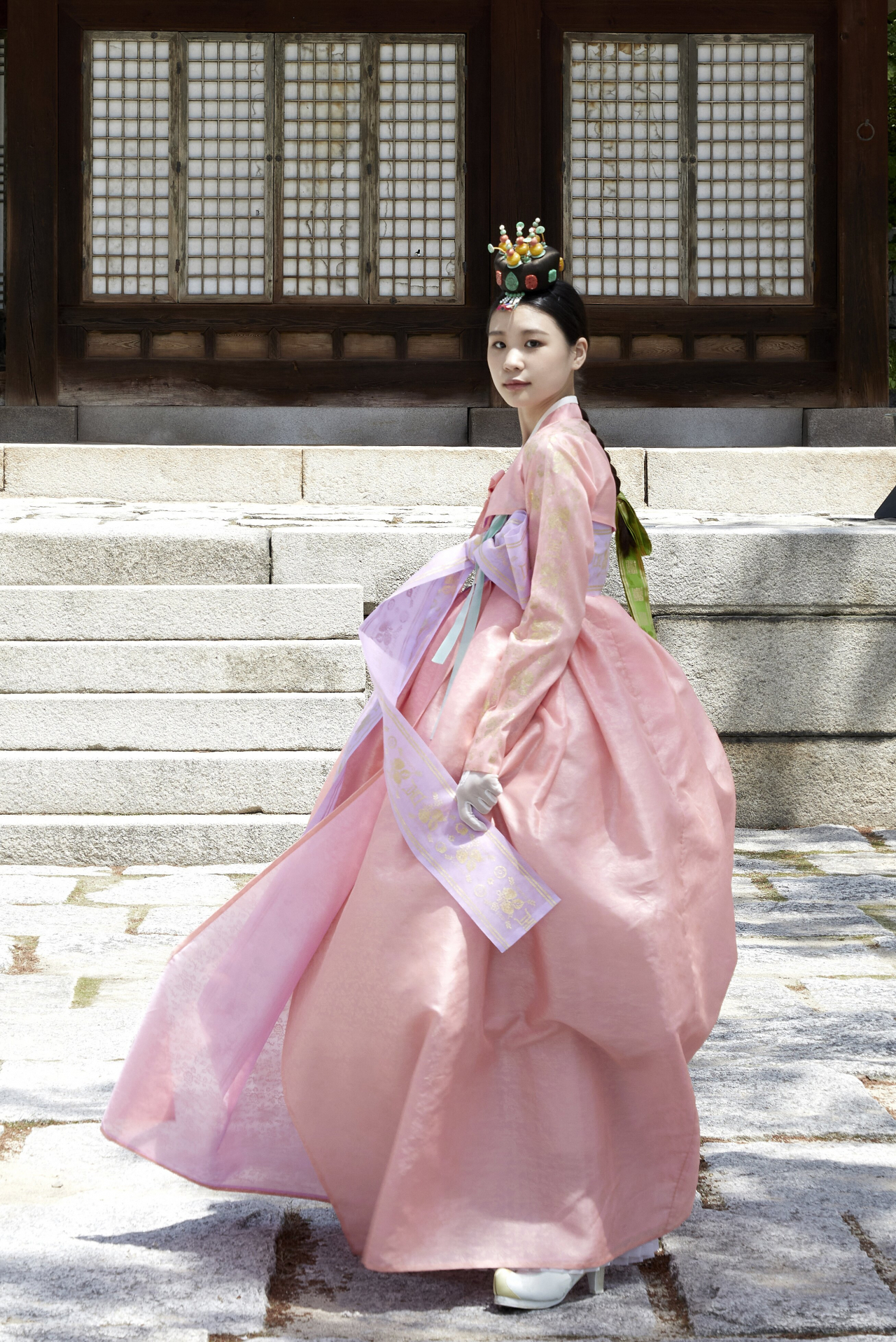 “혹시, 저 부르신 거 아니예요?” 궁궐을 사는 공주의 꿈은 무엇일까. 이번 코리아인 패션에 등장한 30여종의 한복들은 발랄한 공주가 충분히 다양한 아름다움을 추구했을 것이라는 상상과 고증을 거쳐 복원되거나 응용 디자인됐다.