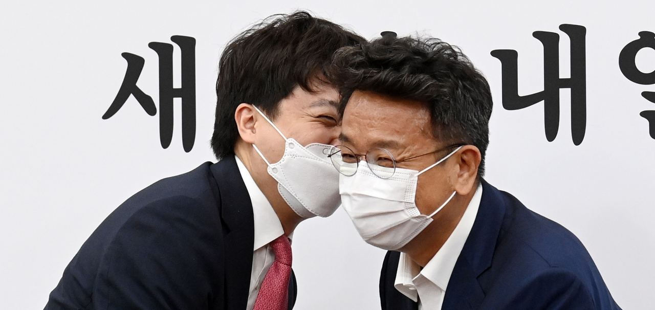 이철희 청와대 정무수석은 16일 G7정상회의 계기 한일 약식 정상회담 취소 논란 등과 관련해 일본이 한일관계를 국내정치용으로 활용하고 있다며 스가 요시히데 총리가 과거 아베 신조 전 총리와 똑같은 수법을 쓴다고 비판했다. 이 수석은 전날 여의도 국회를 찾아 이준석 국민의힘 신임 대표를 예방했다. [연합]
