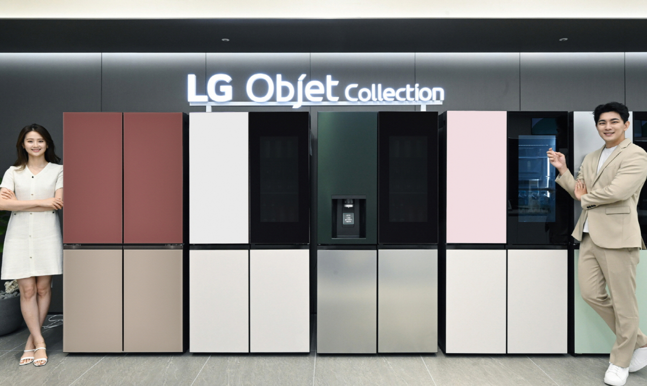 LG전자가 총 8가지 조합의 ‘오브제컬렉션 상냉장 하냉동 냉장고 풀라인업’을 갖췄다고 17일 밝혔다. LG 모델들이 관련 제품들을 소개하고 있다. [LG전자 제공]