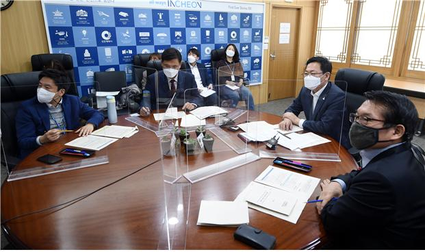 박남춘 인천시장이 지난 9일 시청 접견실에서 열린 '화이트바이오산업 육성전략 발표 관련 영상회의'를 주재하고 있다.〈사진제공=인천광역시〉