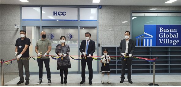 사진설명: 부산글로벌빌리지내 HCC가 지난 16일 개관식을 갖고 본격 업무에 들어갔다. 사진 왼쪽부터 성정한 마케팅본부장, 영어교육과정 담당 강사 딜런, 성현숙, 정용식 공동 대표이사, IEC과정 재학생 소이 학생, 이정환 헤럴드에듀 대표이사.