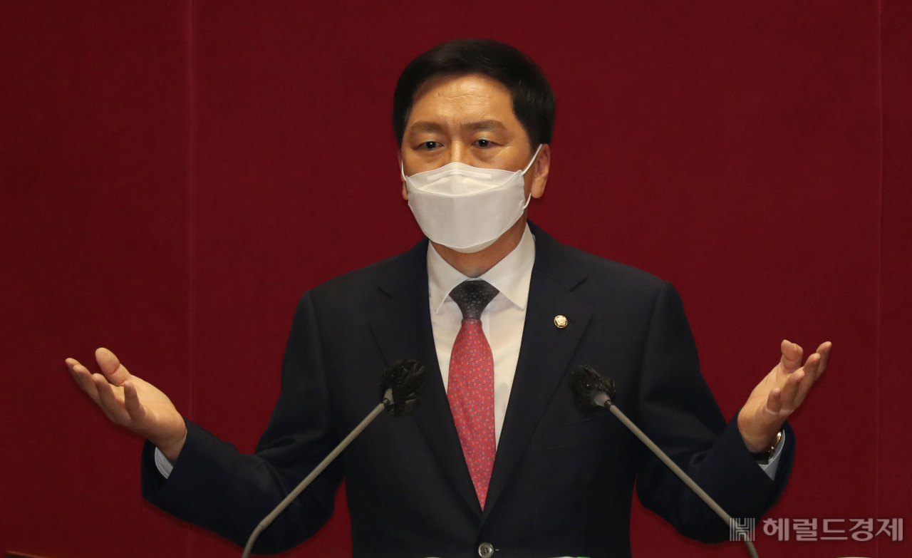 [헤럴드경제=이상섭 기자] 김기현 국민의힘 원내대표가 지난 6월 17일 오전 국회 본회의에서 열린 교섭단체 대표연설에서 문재인 정부의 정책 등을 비판하고 있다. babtong@heraldcorp.com