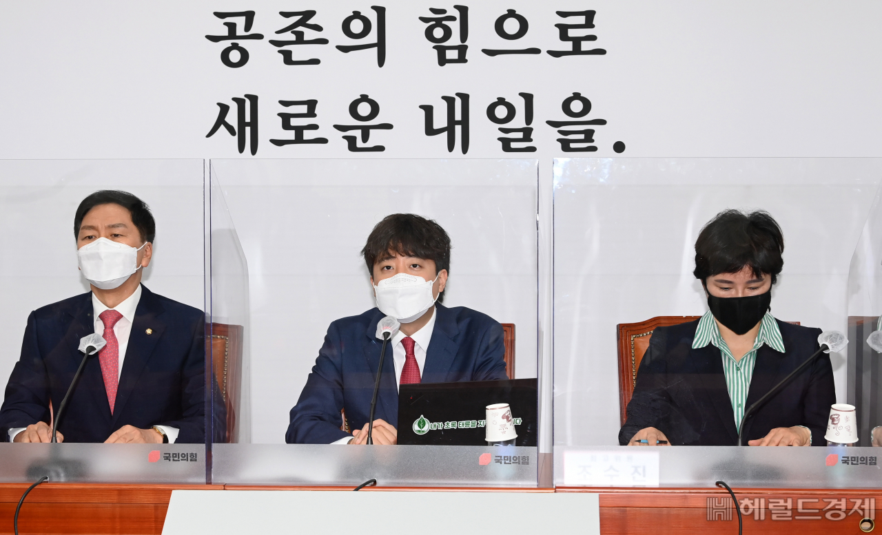 [헤럴드경제=이상섭 기자] 이준석(가운데) 국민의힘 대표가 17일 오전 국회에서 열린 최고위원회의에서 모두발언을 하고 있다. babtong@heraldcorp.com
