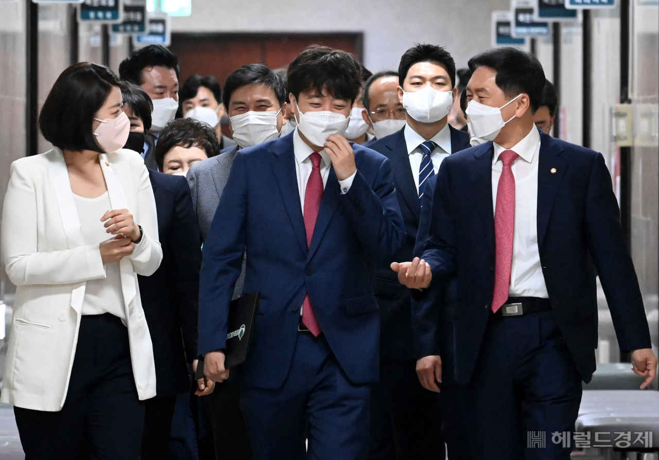 [헤럴드경제=이상섭 기자] 이준석(가운데) 국민의힘 대표와 최고위원, 당직자들이 17일 오전 국회에서 열린 최고위원회의 참석을 위해 회의장으로 향하고 있다. babtong@heraldcorp.com