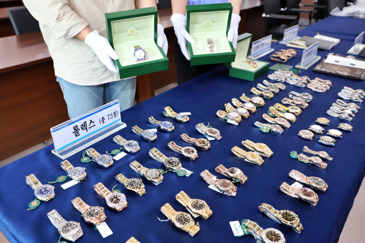 밀수입하려다 관세청에 적발된 개당 1억 4000만원 상당에 이르는 고가 시계