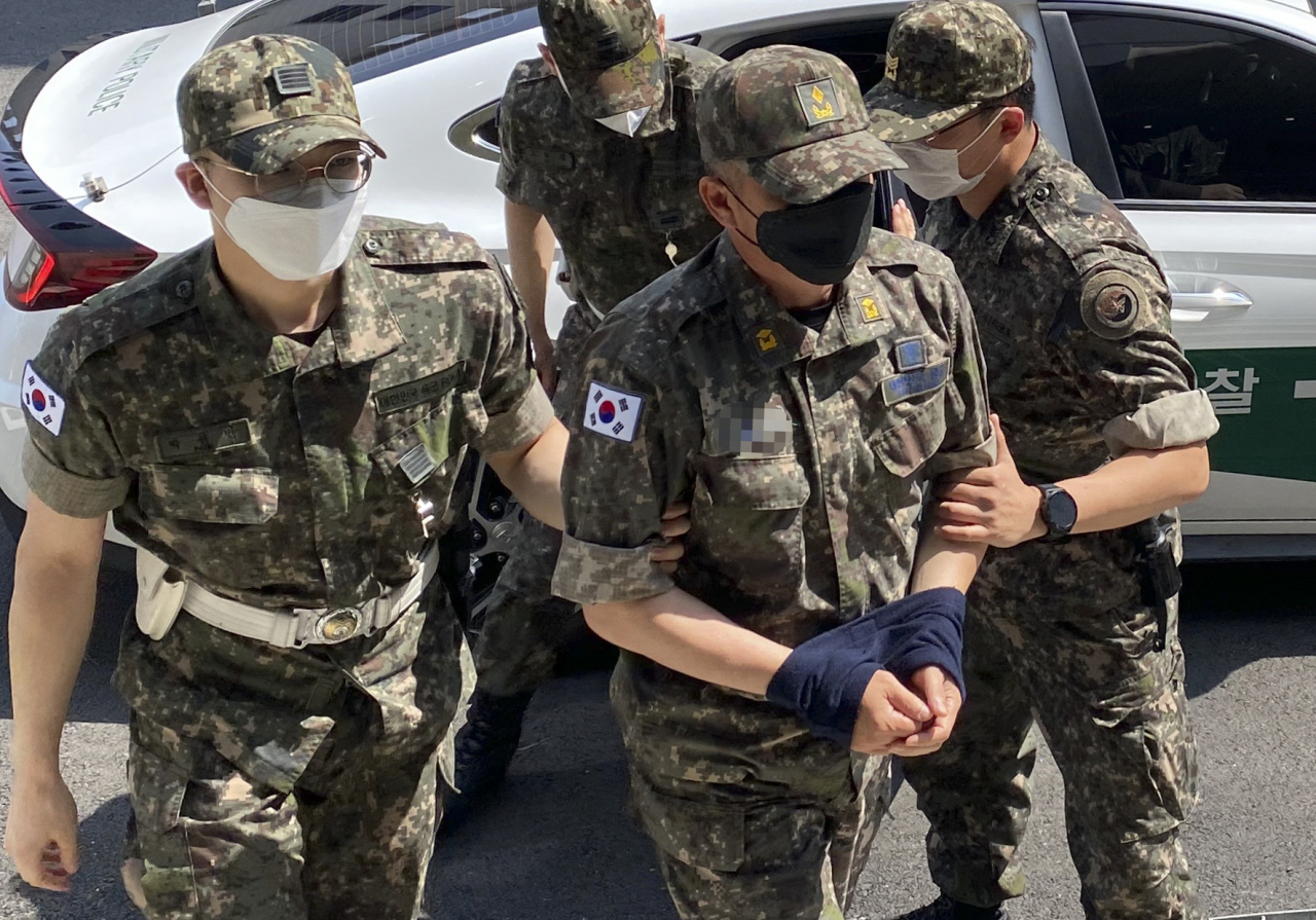 공군 부사관 성추행 피해 사망 사건 관련 2차 가해 혐의를 받는 공군 제20전투비행단 소속 노 모 준위가 지난 12일 서울 용산구 국방부 보통군사법원에서 열린 구속 전 피의자심문(영장실질심사)에 출석하고 있다. [연합]