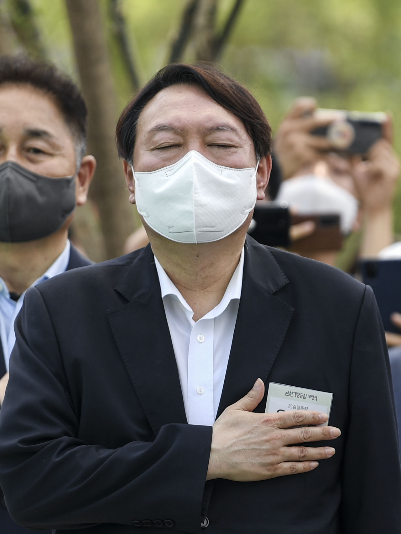윤석열(가운데) 전 검찰총장이 9일 오후 서울 남산예장공원 개장식에서 국기에 경례하고 있다. [연합]