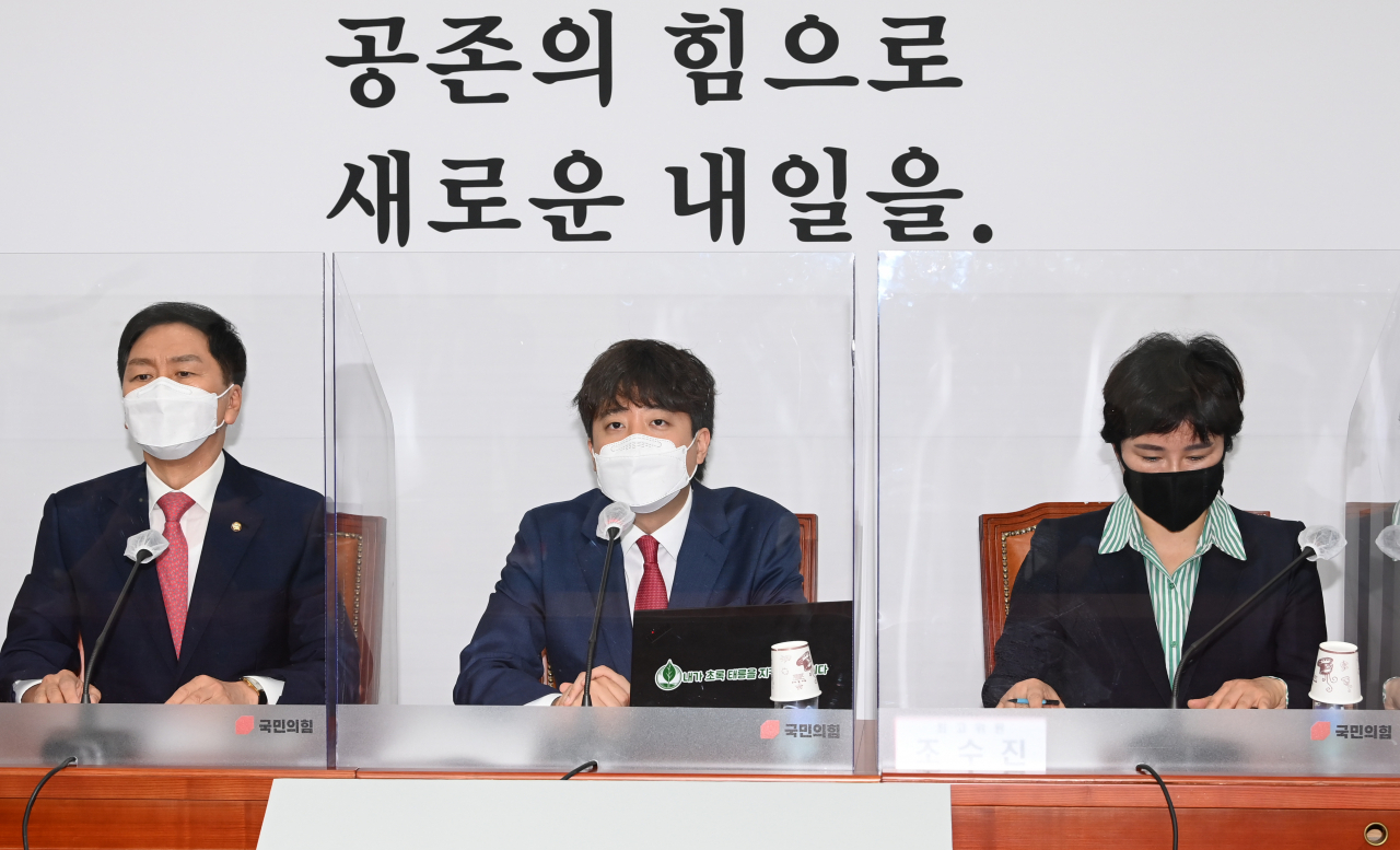 이준석 국민의힘 대표가 17일 오전 국회에서 열린 최고위원회의에서 발언하고 있다. 이상섭 기자/