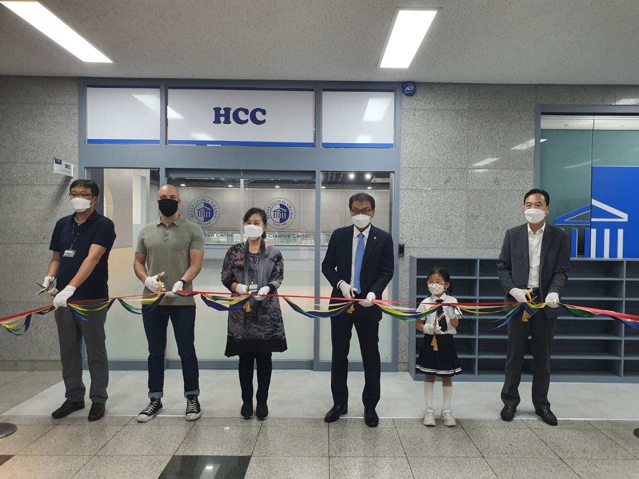 부산글로벌빌리지내 HCC가 지난 16일 개관식을 갖고 본격 업무에 들어갔다. 사진 왼쪽부터 성정한 마케팅본부장, 영어교육과정 담당 강사 딜런, 성현숙, 정용식 공동 대표이사, IEC과정 재학생 소이 학생, 이정환 헤럴드에듀 대표이사.