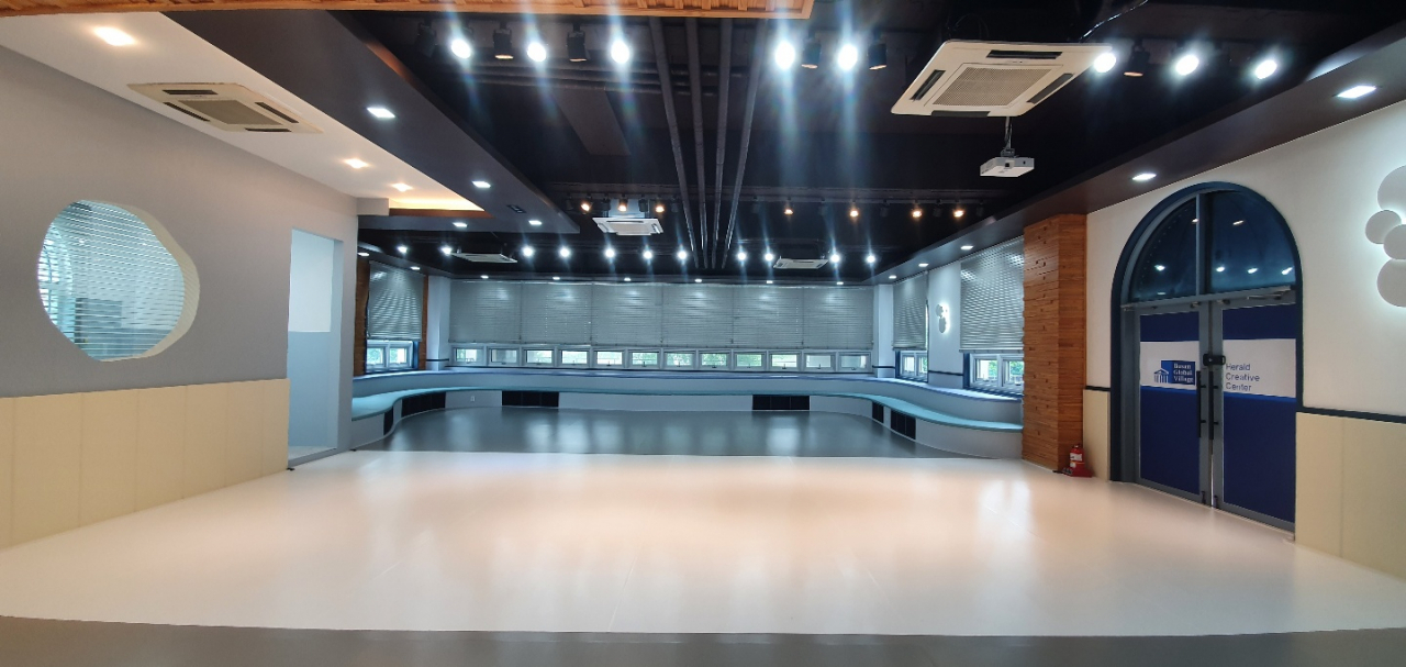 부산글로벌빌리지 HCC 내부 전경.