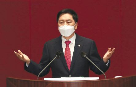 김기현 국민의힘 원내대표가 17일 서울 여의도 국회에서 열린 본회의에서 교섭단체 대표연설을 하고 있다. 이상섭 기자