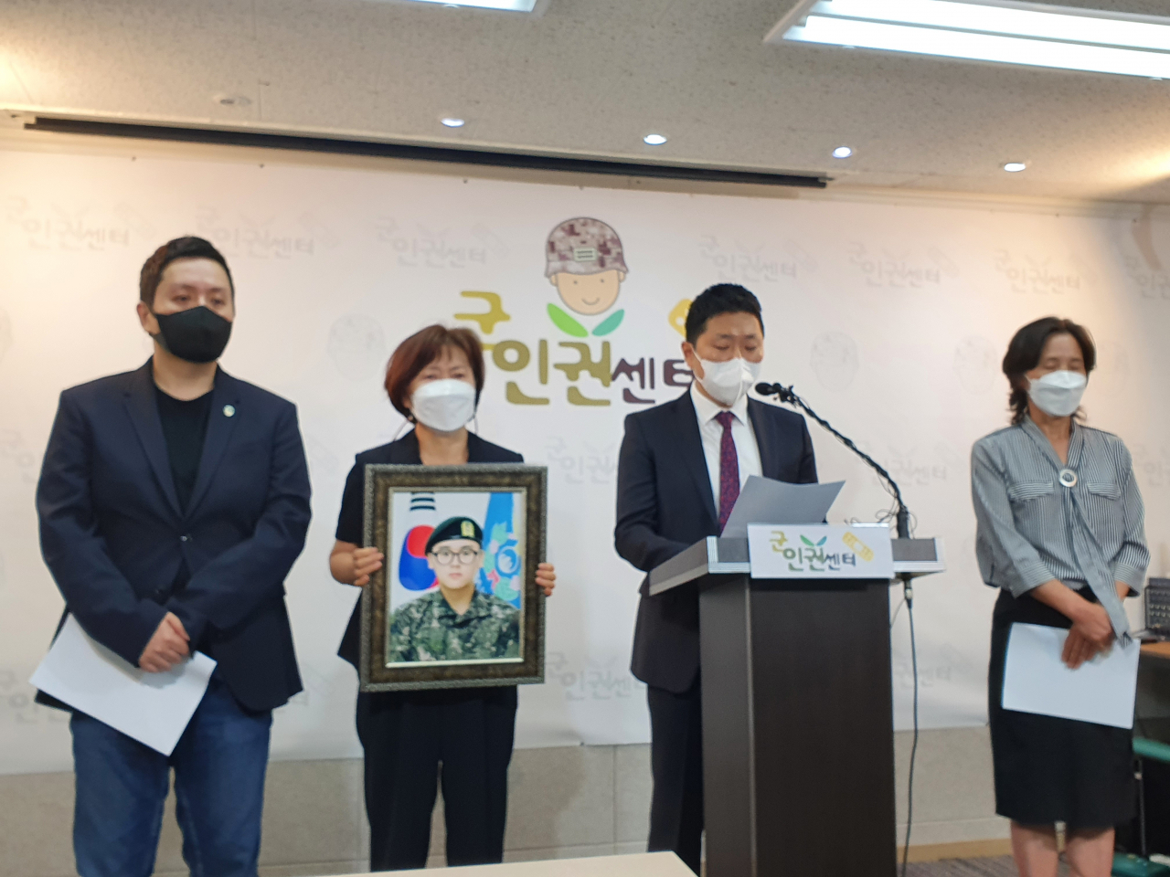 17일 오전 서울 마포구 군인권센터 건물에서 고 홍정기 일병의 유족과 임태훈 군인권센터 소장이 기자회견을 하고 있다. 김지헌 기자/raw@heraldcorp.com