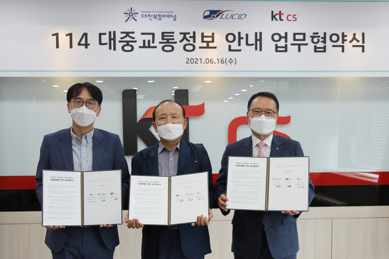사진 왼쪽부터 황성호 KT CS 플랫폼사업본부장, 구장서 루시드㈜ 대표이사, 부재원 대전복합터미널㈜ 대표이사.