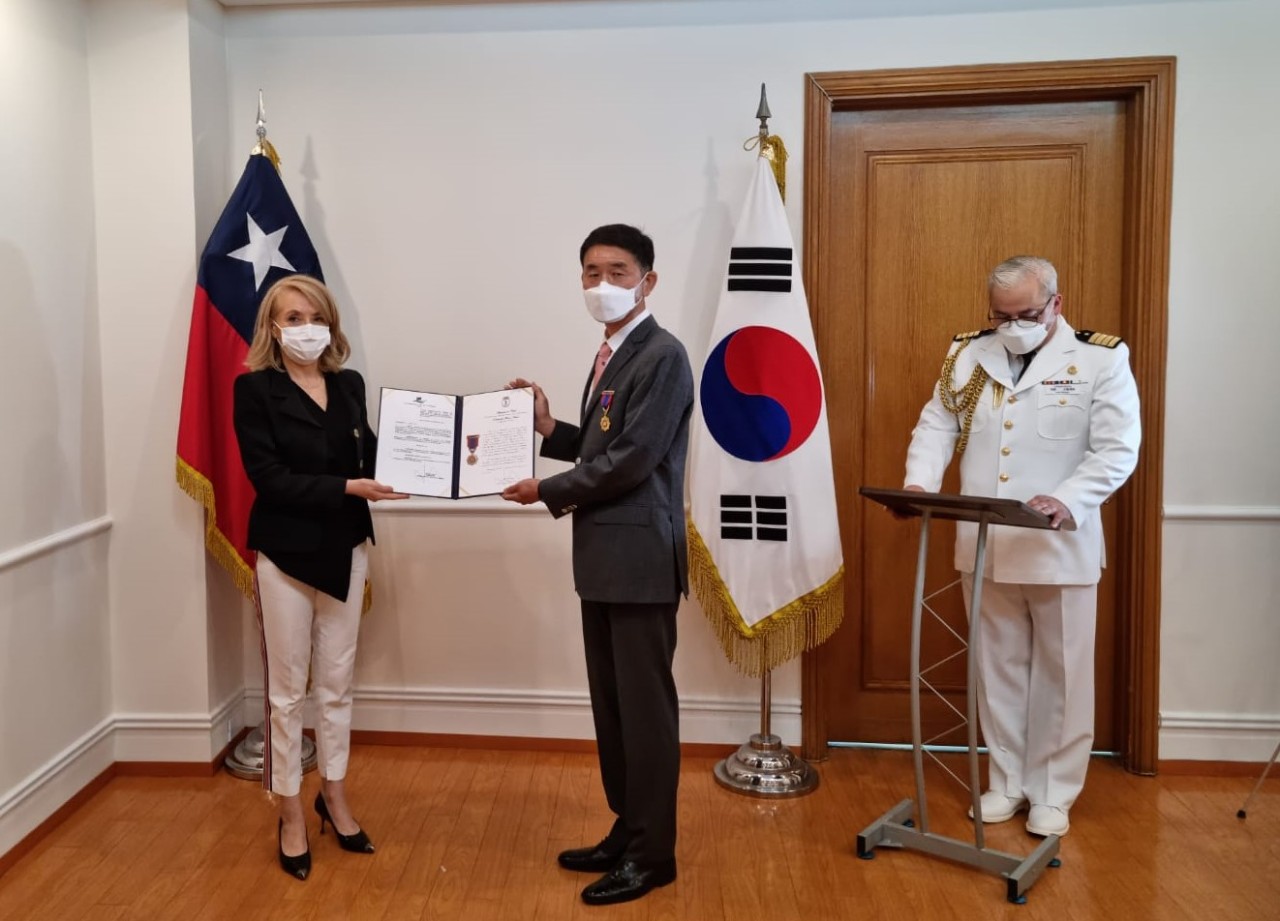 Lt. Col. Lim Ho (right) receives the honor of “Order of Naval Merit” in the “Grade of Knight” from Chilean Ambassador to South Korea Gloria Cid. (Embassy of Chile in Seoul)