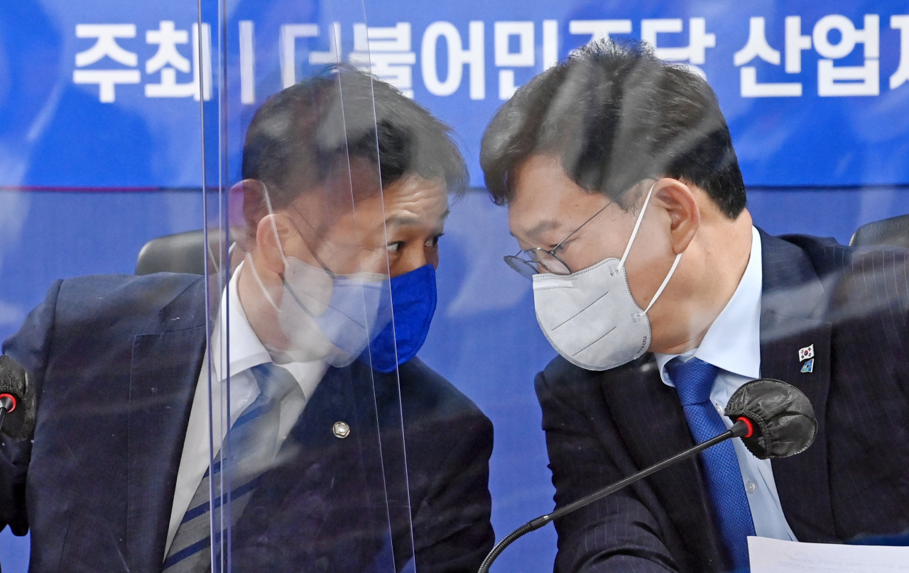 송영길 더불어민주당 대표(오른쪽)가 17일 서울 여의도 국회 의원회관에서 열린 광주 건설 현장 붕괴사고 대책 당정협의에서 김영배 산업재해 예방 태스크포스(TF) 단장과 대화하고 있다. [이상섭 기자]