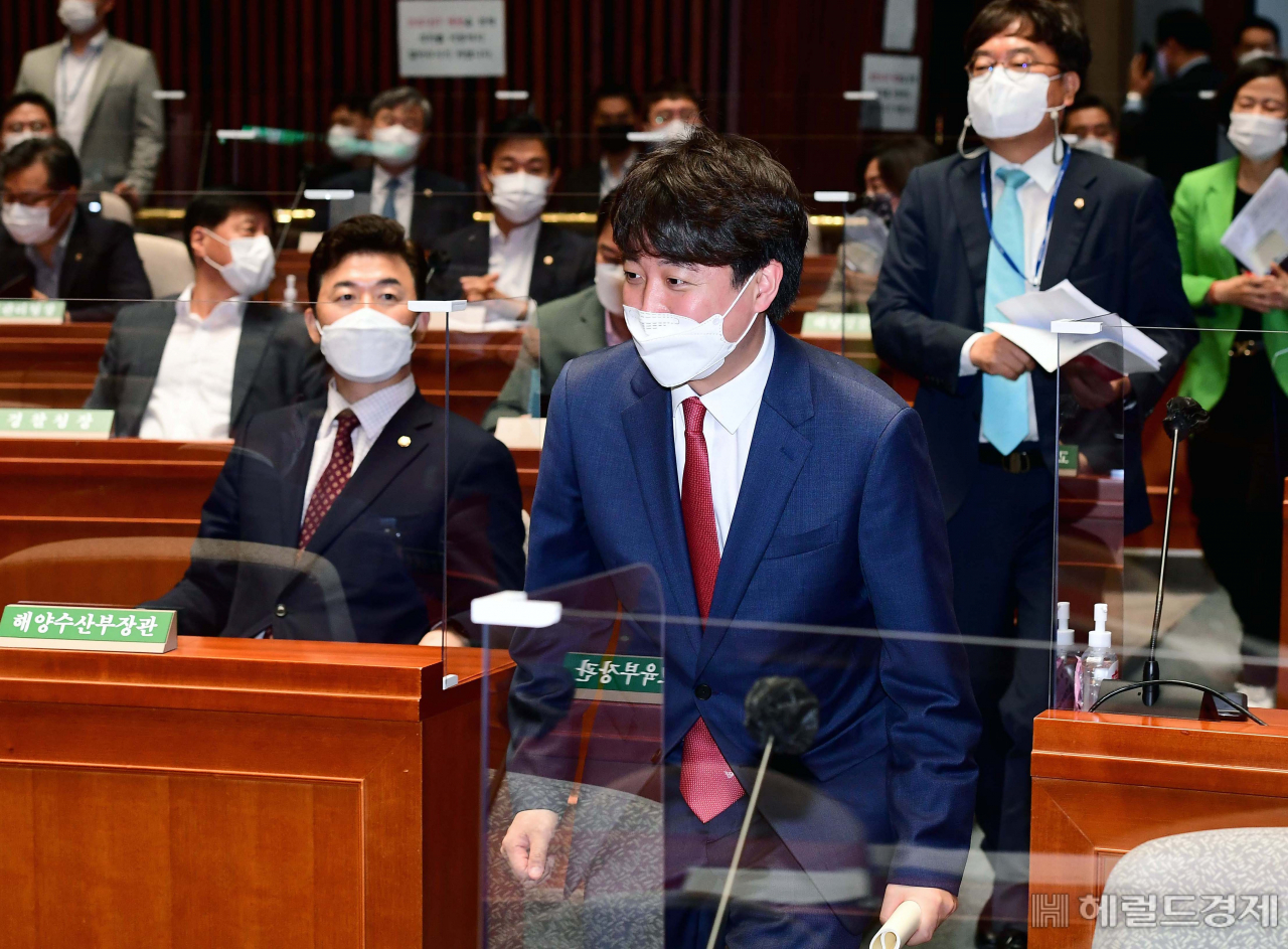 [헤럴드경제=이상섭 기자] 이준석 국민의힘 대표가 17일 서울 여의도 국회에서 열린 국민의힘 의원총회에 참석하고 있다. babtong@heraldcorp.com