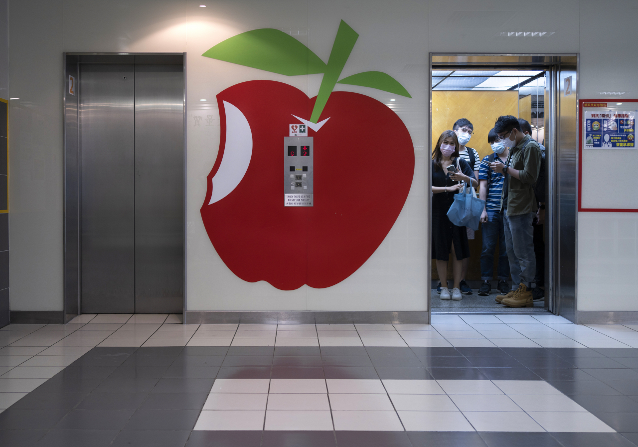 홍콩 민주화운동을 지지하며 반중 성향 논조를 펴온 홍콩 빈과일보(Apple Daily)가 17일 홍콩 경찰당국에 의해 홍콩보안법 위반 혐의로 압수수색을 당했다. 사진은 빈과일보 로비 엘리베이터 벽이 빈과일보를 상징하는 '사과' 형상으로 꾸며진 장면.[AP]