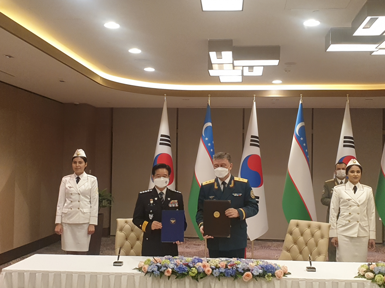 김창룡 경찰청장이 17일 우즈베키스탄 정부와 치안협력을 위한 양해각서(MOU)를 체결하고 기념촬영을 하고 있다. [경찰청 제공]