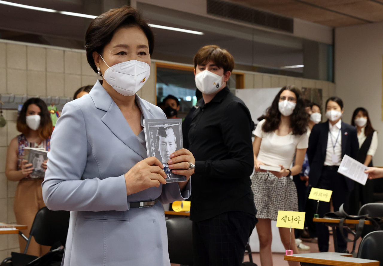 문재인 대통령과 함께 스페인을 국빈 방문 중인 김정숙 여사가 17일(현지시간) 스페인 바르셀로나 세종학당에서 열린 수업을 참관한 뒤 학생들에게 선물할 윤동주 시인의 시집 스페인어 번역본을 들고 있다. [연합]