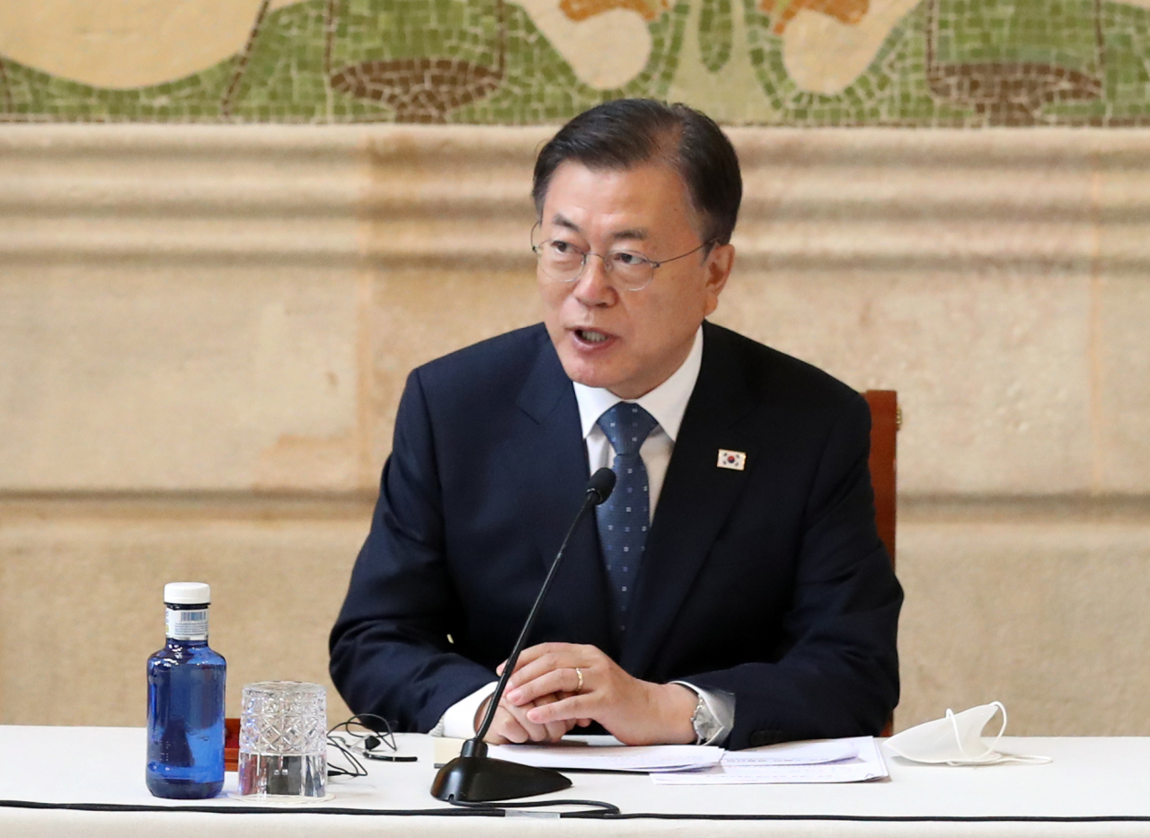 스페인을 국빈 방문 중인 문재인 대통령이 17일(현지시간) 스페인 바르셀로나 산파우 병원에서 열린 한-스페인 관광산업 라운드테이블에 참석해 발언하고 있다. [연합]