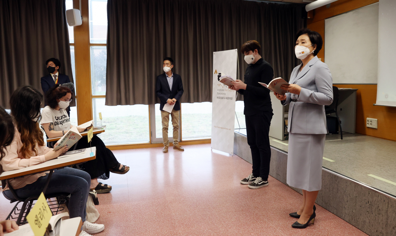 문재인 대통령과 함께 스페인을 국빈 방문 중인 김정숙 여사가 17일(현지시간) 스페인 바르셀로나 세종학당에서 수업을 참관하며 학생과 윤동주 시인의 '별 헤는 밤'을 낭독하고 있다. [연합]