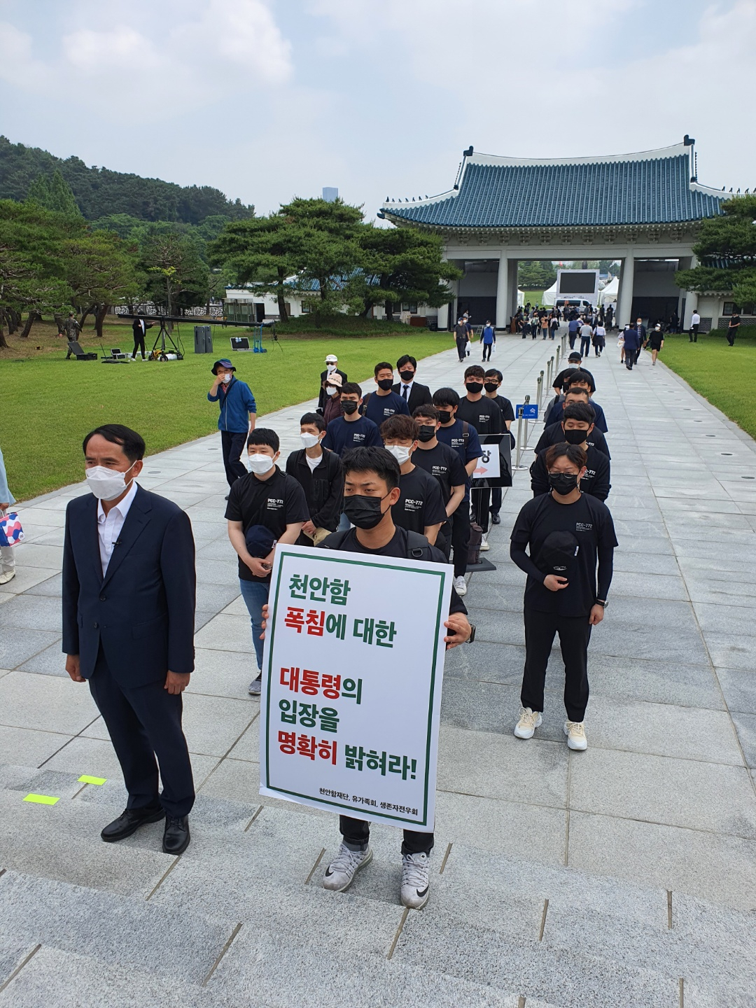 지난 6일 서울 동작구 국립서울현충원 인근에서 '천안함 폭침에 대한 문재인 대통령의 입장표명 촉구' 시위를 마치고 현충탑을 찾아 참배하고 있는 최원일 예비역 대령(왼쪽)과 생존 장병 16명. [연합]