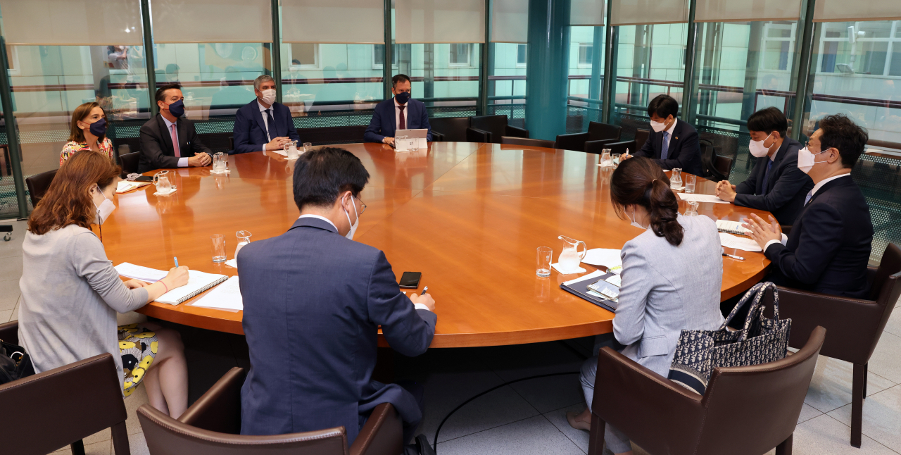 황희(오른쪽 첫번째) 장관 등 한국대표단이 스페인 국제관광박람회 ‘피투르(FITUR)’ 현장을 방문해 주최측과 협력방안을 논의하고 있다.