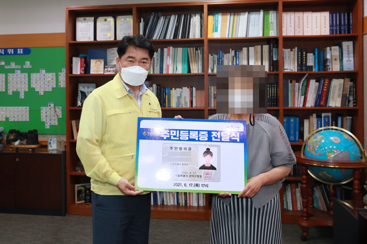 박준희 관악구청장이 17일 오후, A 씨에게 주민등록증을 전달하고 있다. [관악구 제공]