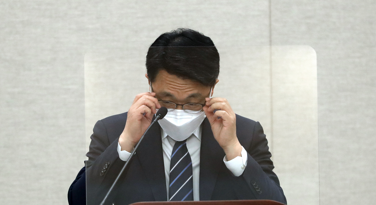 김진욱 고위공직자범죄수사처(공수처) 처장이 17일 오후 정부과천청사에서 기자들의 현안 질의에 답변하는 기자 간담회를 하고 있다. [연합]