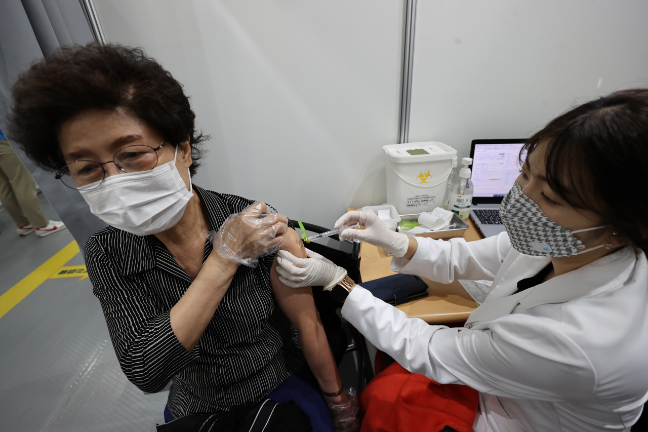 지난 17일 오전 서울 영등포구 영등포아트홀에 마련된 코로나19 예방접종센터에 어르신이 코로나19 백신을 맞고 있다. [연합]