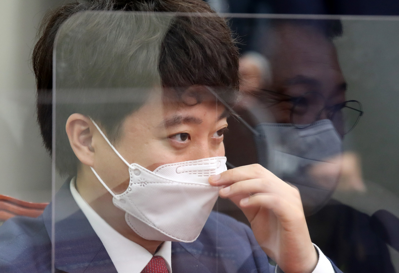 이준석 국민의힘 대표가 17일 서울 여의도 국회에서 송영길 더불어민주당 대표를 예방하고 있다. [헤럴드경제=이상섭 기자]