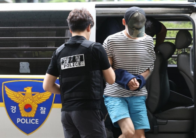 서울 서부지법에 들어서는 마포 오피스텔 사망사건 피의자 모습[연합]