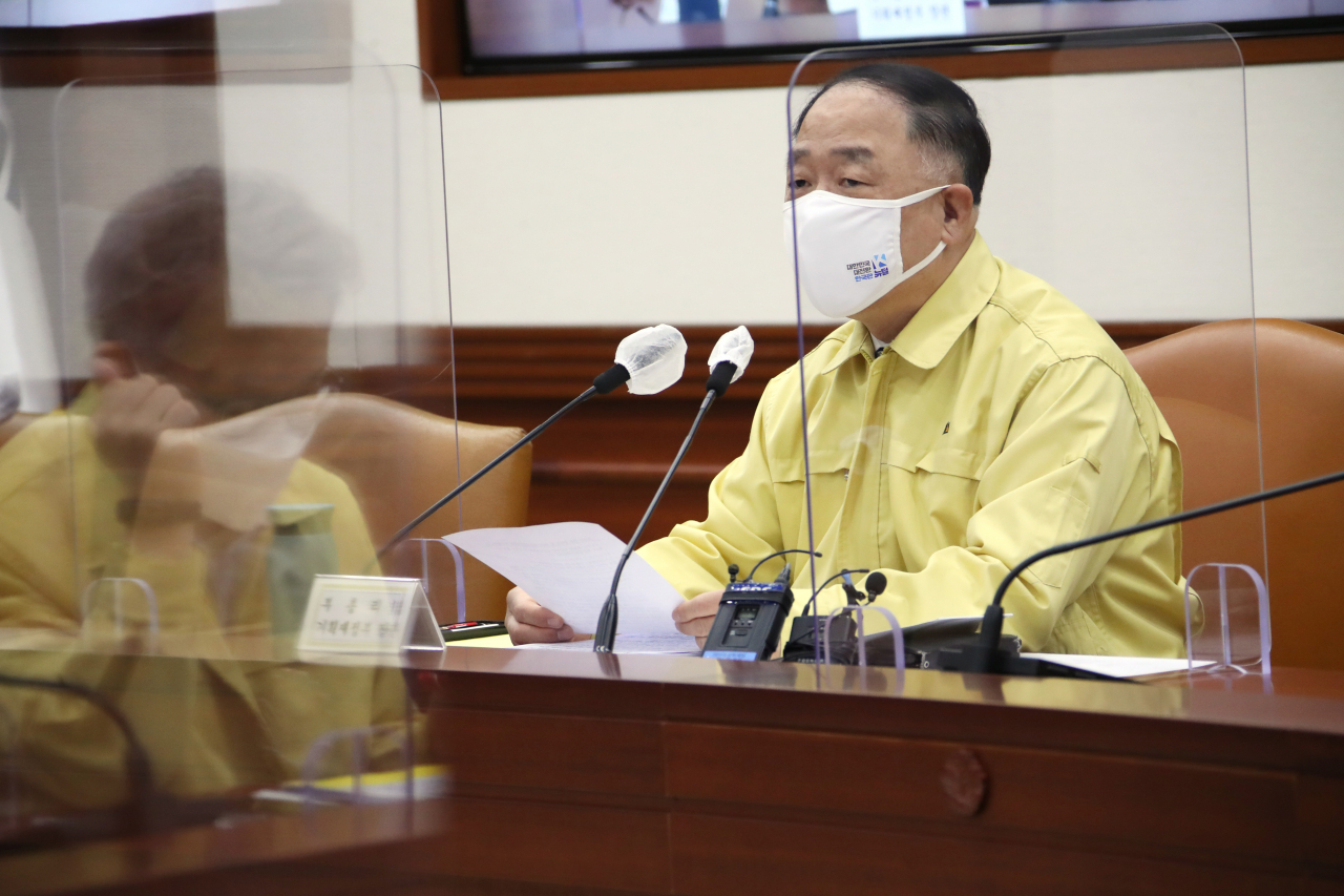 정부가 전자어음 의무발행기준을 점진적으로 확대해 2023년에는 종이어음을 전면 폐지하겠다고 밝혔다. 중소기업 자금조달여건 개선을 위한 조치다. 소상공인을 위해선 임대료 감면 및 공공보험·요금 유예조치를 연장한다. 홍남기 경제부총리 겸 기획재정부 장관이 18일 정부서울청사에서 열린 제38차 비상경제 중앙대책본부 회의 겸 2021년 제4차 혁신성장전략회의를 주재하고 있다. [연합]