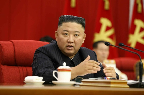 김정은 북한 국무위원장이 전날 노동당 전원회의에서 한반도 정세의 안정적 관리를 강조하면서 대화와 대결에 모두 준비돼 있어야 한다고 강조했다고 노동신문이 18일 보도했다. [헤럴드DB]