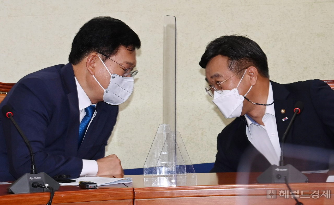 [헤럴드경제=이상섭 기자] 송영길 (왼쪽) 더불어민주당 대표와 윤호중 원내대표가 18일 오전 국회에서 열린 최고위원회의에서 대화를 하고 있다. babtong@heraldcorp.com