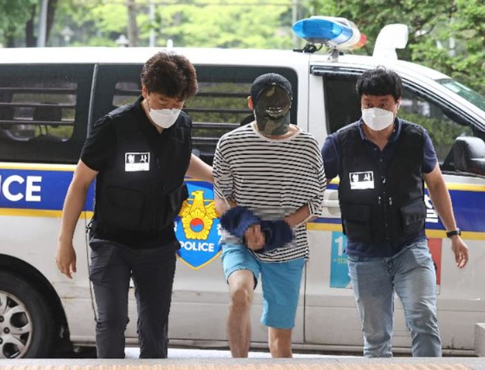 서울 마포구의 한 오피스텔에서 친구 A씨를 감금해 살인한 혐의를 받는 피의자가 지난 15일 오전 서울 마포구 서울서부지법에서 열린 구속 전 피의자 심문(영장실질심사)에 출석하고 있다. [연합]