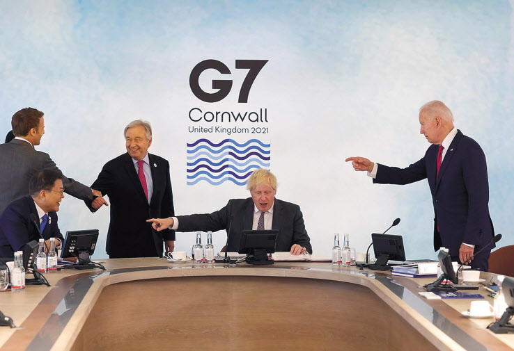 주요 7개국(G7) 정상회의의 행사 도중 조 바이든(오른쪽) 미국 대통령과 보리스 존슨(가운데) 영국 총리가 문재인 대통령을 손가락으로 가리키고 있고, 문 대통령은 활짝 웃고 있다. 지난 12일(현지시간) 영국 콘월 카비스베이에서 열린 G7 확대회의 ‘보건’ 세션 중 찍힌 사진으로 문 대통령의 G7 참석 및 오스트리아·스페인 국빈방문 등 유럽 순방의 성과를 단적으로 보여주는 장면으로 꼽힌다. 박수현 청와대 소통수석의 설명에 따르면 당시 바이든 대통령이 먼저 “한미 회담도 최상이었는데 문 대통령이 오셨으니 G7도 잘될 것”이라고 말했다. 그러자 존슨 총리가 “그렇다”며 “한국은 단연 세계 최고의 방역 모범국, 방역 1등”이라고 맞장구를 쳤다. 이런 대화가 오가며 미·영 두 정상이 문 대통령을 지목하는 장면이 연출됐다. 이때 존슨 총리 왼쪽 옆에 서 있던 안토니오 구테헤스 유엔(UN) 사무총장은 “한국 대단하다”라고 했고, 에마뉘엘 마크롱 프랑스 대통령도 “다들 생각이 같으시네”라며 동의했다는 것이 박 수석의 설명이다. [연합]