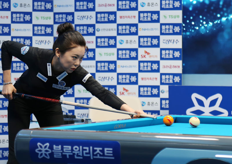 김가영이 강한 눈빛으로 수구 예상진로를 그리며 어드레스 하고 있다. [PBA 제공]