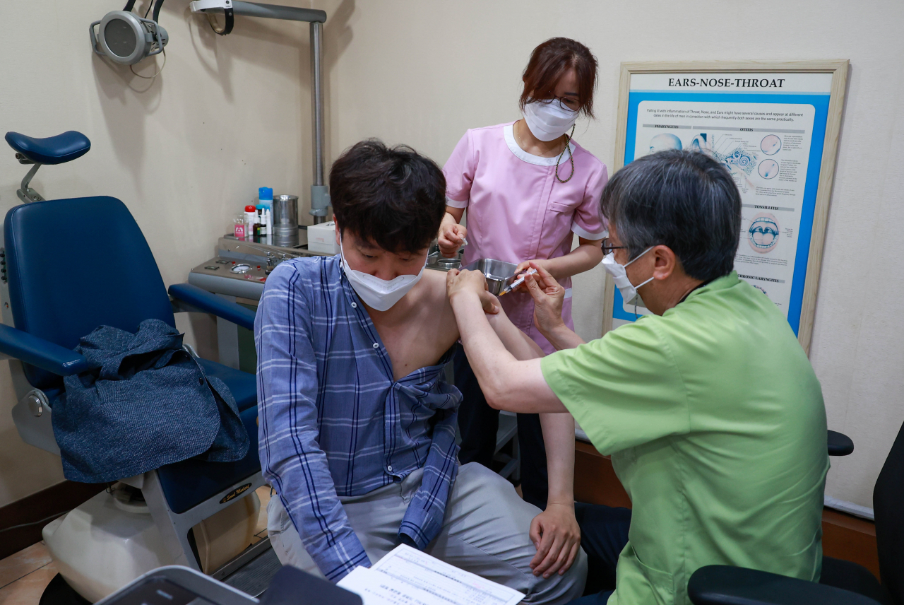 민방위대원인 국민의힘 이준석 대표가 지난 15일 오전 서울 노원구 한 병원에서 코로나19 얀센 백신을 접종하고 있다. [연합]