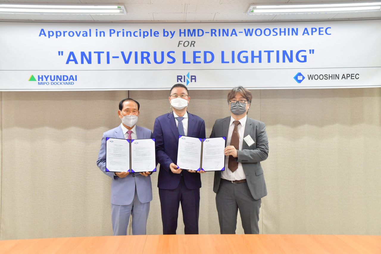 우신에이펙과 현대미포조선이 최근 이탈리아선급(RINA)으로부터 ‘선박용 항바이러스 조명등 기본 승인(AiP)’을 받았다. (사진 왼쪽으로부터 우신에이펙 이종윤 회장, 현대미포조선 남영준 설계부문장, 이탈리아선급(RINA) 이재영 한국지부장) [우신에이펙 제공]