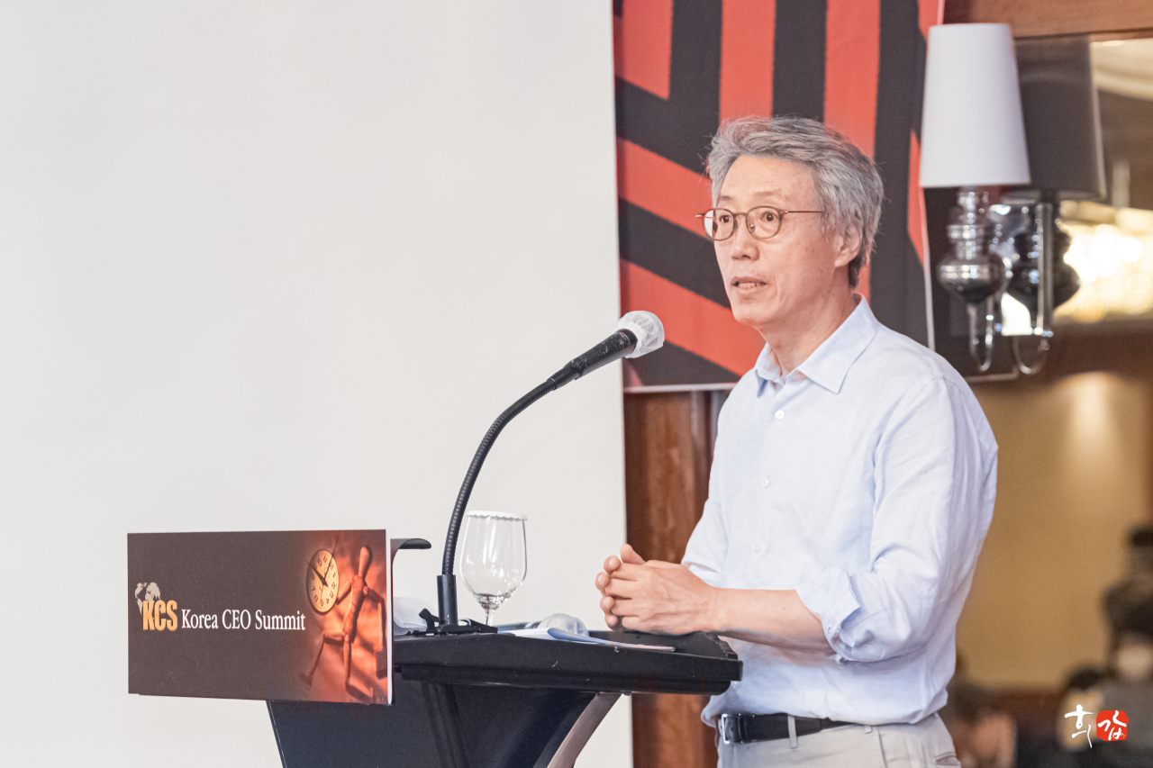 지난 17일, 코리아씨이오서밋이 주최한 서밋포럼에서 연사인 변대규 네이버 이사회 의장(휴맥스홀딩스 회장)이 '무슨 변화가 일어나고 있고, 무슨 변화가 필요한가' 란 주제로 강연을 하고 있다(사진=코리아씨이오서밋 제공)