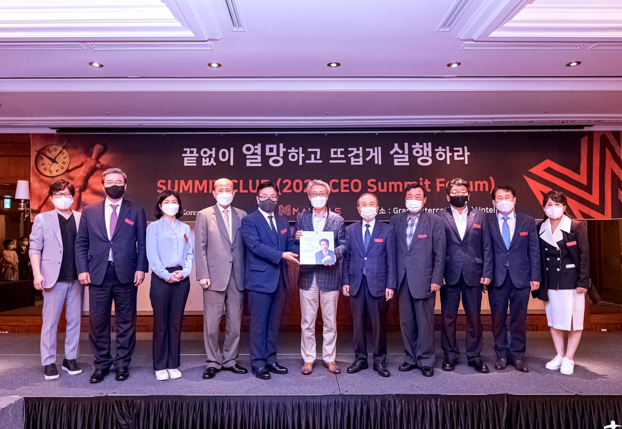 지난 17일, 코리아씨이오서밋이 주최한 서밋포럼에서 오명 전 부총리 겸 과학기술부장관과 박봉규 이사장이 질문자들과 함께 연사의 얼굴이 새겨진 감사패를 변대규 휴맥스 회장에게 전달하고 있다.(좌로부터)전인탁 메디라이크 대표, 주영섭 고려대학교 특임교수, 오영혜 한두미디어 대표, 이만의 KCS 포럼위원장, 박봉규 코리아씨이오서밋 이사장, 변대규 휴맥스홀딩스 회장, 오명 전 부총리 겸 과학기술부장관, 이희범 전 산업자원부장관, 최진영 코리아헤럴드 대표, 이무성 엠엘소프트 대표, 조봉희 코리아씨이오서밋 대표(사진=코리아씨이오서밋)