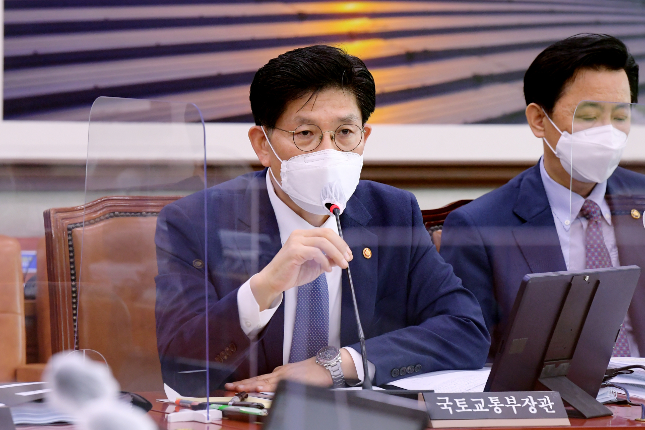 노형욱 국토교통부 장관이 18일 오후 서울 여의도 국회에서 열린 국토교통위원회 전체회의에서 답변하고 있다. [연합]