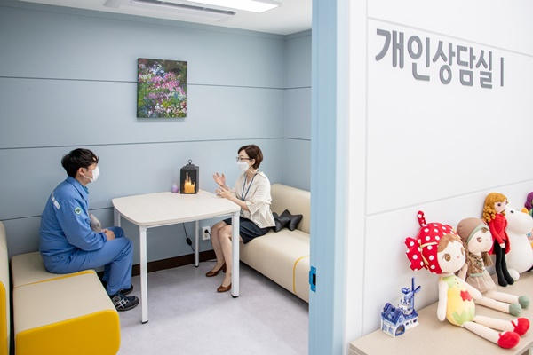 포스코 직원이 ‘마음챙김센터 휴’에서 개인상담을 받고 있다.