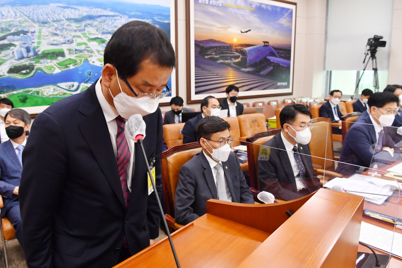 18일 오후 국회 국토교통위원회 전체회의에서 권순호 현대산업개발 대표이사(왼쪽)가 광주 철거 건물 붕괴 사고 관련 현안보고에 참석, 사과하고 있다. [연합]