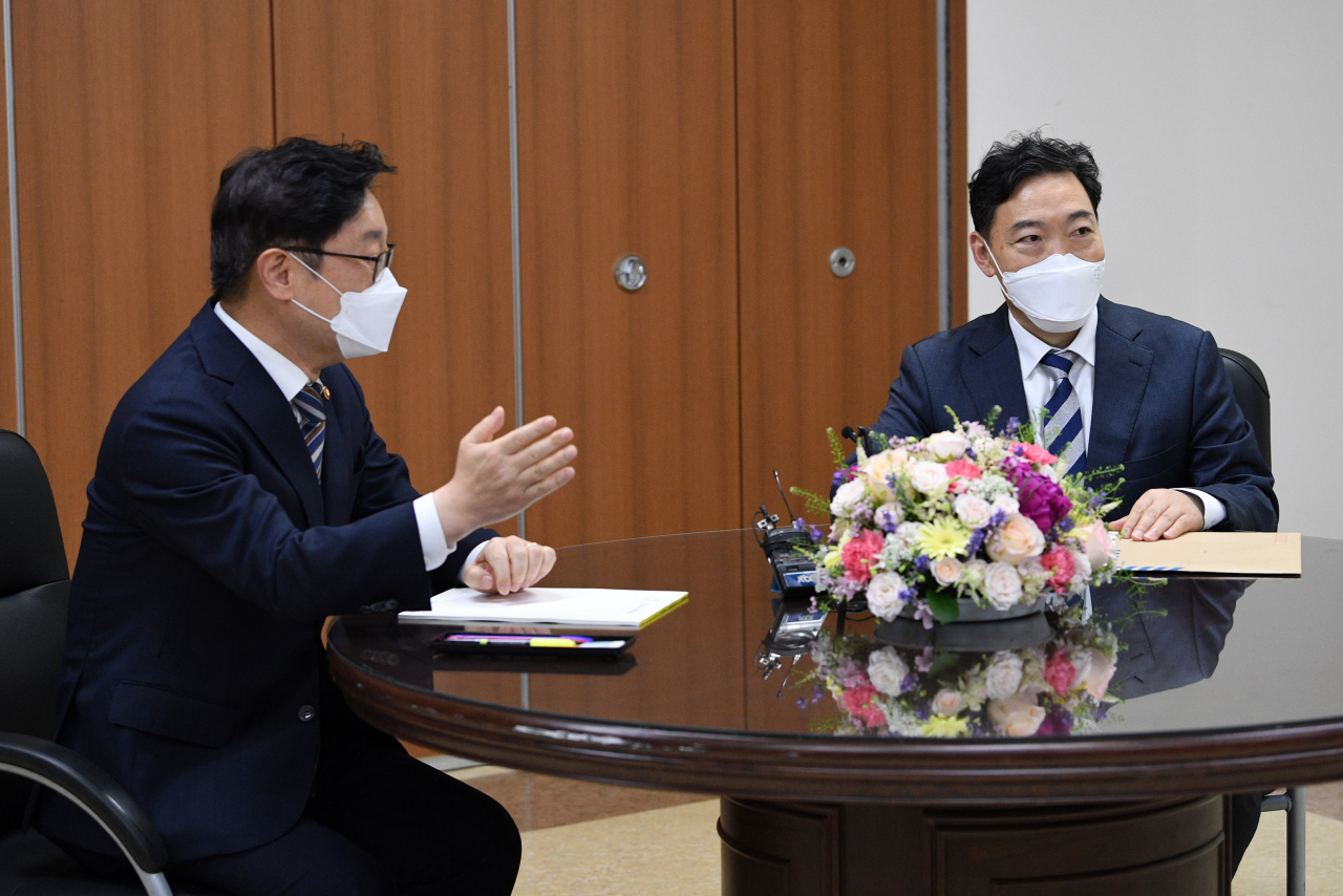 박범계 법무부 장관과 김오수 검찰총장이 검찰 고위간부 인사와 직제개편안 논의를 위해 지난 3일 오후 서울 서초구 서울고검에서 만나는 모습. [연합]
