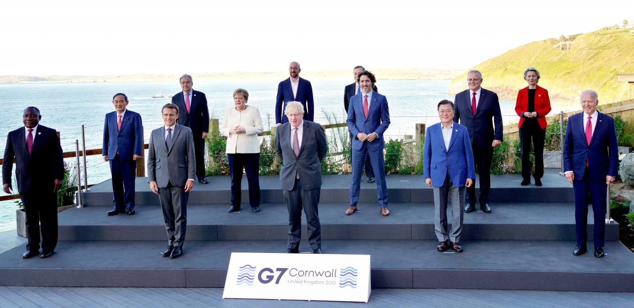 G7 정상회의 참석차 영국을 방문 중인 문재인 대통령이 지난 12일(현지시간) 영국 콘월 카비스베이 양자회담장 앞에서 참가국 정상들과 기념사진을 촬영하고 있다. 앞줄 왼쪽부터 남아공 시릴 라마포사 대통령, 프랑스 에마뉘엘 마크롱 대통령, 영국 보리스 존슨 총리 , 문재인 대통령, 미국 조 바이든 미국 대통령. 두번째 줄 왼쪽부터 일본 스가 요시히데 총리, 독일 앙겔라 메르켈 총리, 캐나다 쥐스탱 트뤼도 총리, 호주 스콧 모리슨 총리. 세번째 줄 왼쪽부터 UN 안토니우 구테흐스 사무총장, 샤를 미셸 EU 정상회의 상임의장, 이탈리아 마리오 드라기 총리, 우르줄라 폰데어라이엔 EU 집행위원장. 연합뉴스